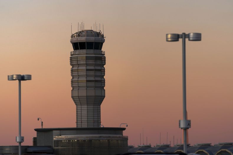 ARCHIVO – La torre de control de tráfico aéreo del Aeropuerto Nacional Ronald Reagan de Washington al atardecer, el sábado 1 de febrero de 2025, en Arlington, Virginia. (AP Foto/Jose Luis Magana, Archivo)