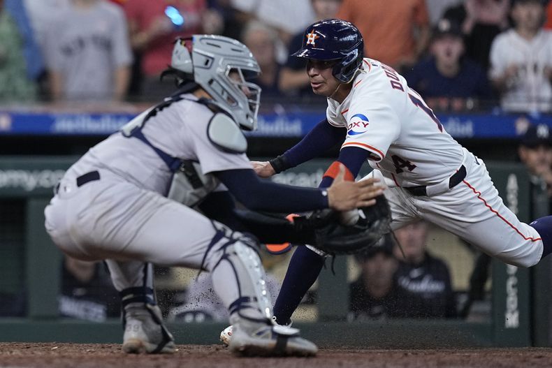 José Treviño, de los Yanquis de Nueva York, pone out al hondureño Mauricio Dubón, de los Astros de Houston, el jueves 28 de marzo de 2024 (AP Foto/Kevin M. Cox)