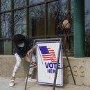 ARCHIVO- La trabajadora electoral Pranee Sheskey coloca un cartel fuera del Warner Park Community Recreation Center para el primer día de votación anticipada el martes 21 de marzo de 2023, en Madison, Wisconsin. (AP Foto/Morry Gash, Archivo)