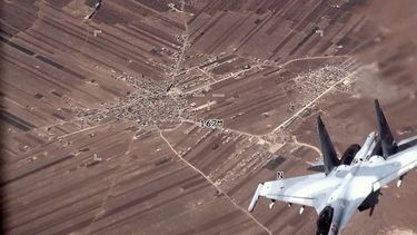 En esta imagen, tomada de un video distribuido por la Fuerza Aérea de EEUU, un SU-35 ruso vuela cerca de un dron MQ-9 Reaper estadounidense el 5 de julio de 2023, sobre Siria. (Fuerza Aérea de EEUU vía AP)