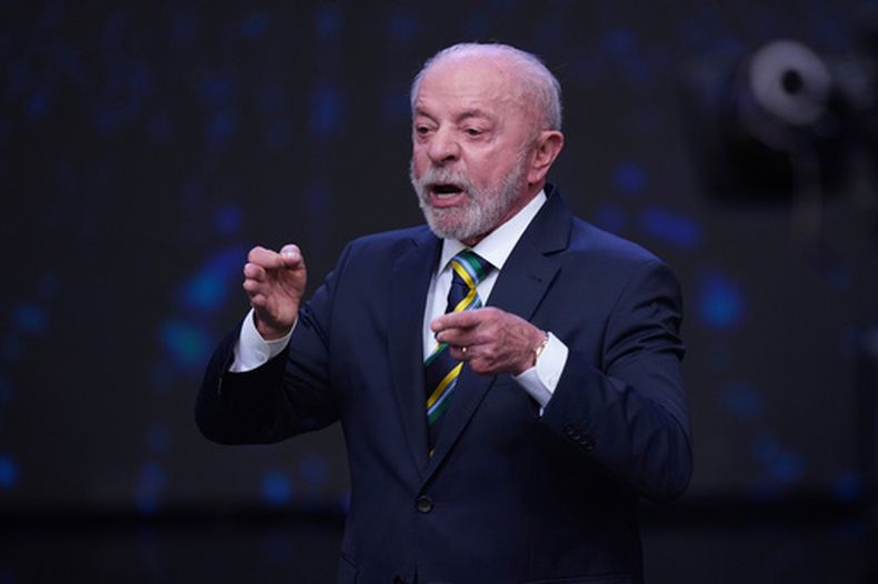 El presidente de Brasil, Luíz Inácio Lula da Silva, quien se postula para la reelección, habla en un debate presidencial televisado, una semana antes de la segunda vuelta electoral en Sao Paulo, Brasil, el domingo 18 de octubre de 2026. (AP Foto/Andre Penner)