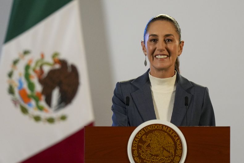 ARCHIVO - La presidenta mexicana, Claudia Sheinbaum, en conferencia de prensa en el Palacio Nacional en Ciudad de México, el 2 de octubre de 2024, la mañana después de su toma de protesta. (AP Foto/Fernando Llano, Archivo)