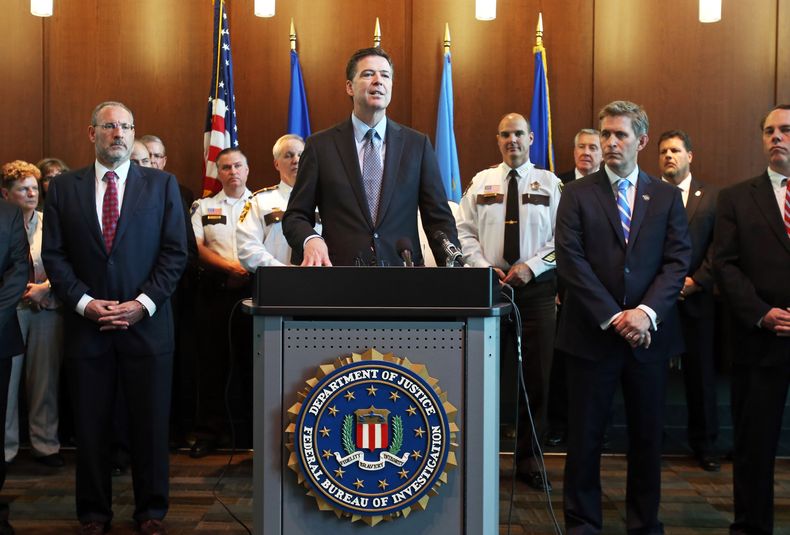El director del FBI James Comey, junto con personal policial y fiscales, en una conferencia de prensa el 17 de junio del 2014 en la oficina del FBI en Minneapolis, en la que dijo que el arresto de un libio por el ataque mort&iacute;fero contra estadounide