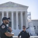 Oficiales de policía de la Corte Suprema montan guardia afuera del edificio del organismo, el jueves 13 de junio de 2024, en Washington. (AP Foto/Mark Schiefelbein)
