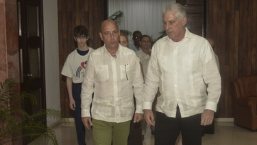 carlos lazo se prepara para protestar en miami  con un grupo de seguridad de respuesta rapida