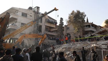 Personal del servicio de emergencias realiza tareas en un edificio impactado por un ataque aéreo israelí en Damasco, Siria, el sábado 20 de enero de 2024. (AP Foto/Omar Sanadiki)