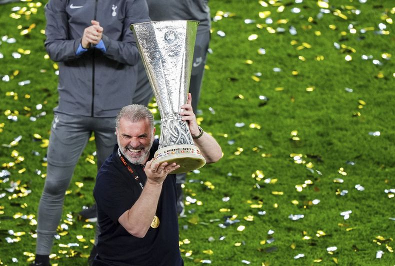 Ange Postecoglou, técnico del Tottenham, eleva el trofeo de la Liga Europa tras vencer en la final al Manchester United, el miércoles 21 de mayo de 2025, en Bilbao, España (Andrew Milligan/PA via AP)