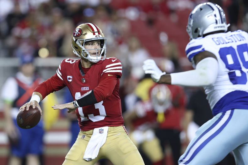 El quarterback de los 49ers de San Francisco Brock Purdy lanza el balón en el encuentro ante los Cowboys de Dallas en Santa Clara, California el domingo 8 de octubre del 2023. (AP Foto/Jed Jacobsohn)