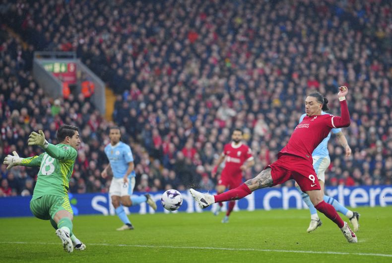 Darwin Núñez (derecha) de Liverpool remata ante el arquero Stefan Ortega del Manchester City en el partido de la Liga Premier, el 10 de marzo de 2024. (AP Foto/Jon Super)