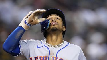El puertorriqueño Francisco Lindor de los Mets de Nueva York voltea al cielo al llegar al plato tras batear un jonrón en la sexta entrada del juego ante los Diamondbacks de Arizona el jueves 6 de julio del 2023. (AP Foto/Ross D. Franklin)
