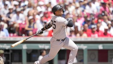 Gleyber Torres de los Yanquis de Nueva York observa su jonrón solitario en la sexta entrada frente a los Rojos de Cincinnati el domingo 21 de mayo del 2023. (AP Foto/Jeff Dean)