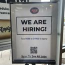 Un cartel de vacantes abiertas en un restaurante en Mount Prospect, Illinois, el 6 de julio de 2023. (AP Foto/Nam Y. Huh)