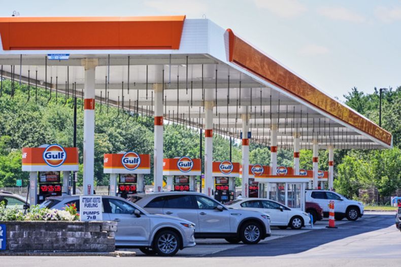 ARCHIVO - Varios automóviles cargan combustible en una estación de servicio Gulf Oil en la autopista Massachusetts Turnpike, el domingo 19 de julio de 2026, cerca de Boston. (AP Foto/Gene J. Puskar, archivo)