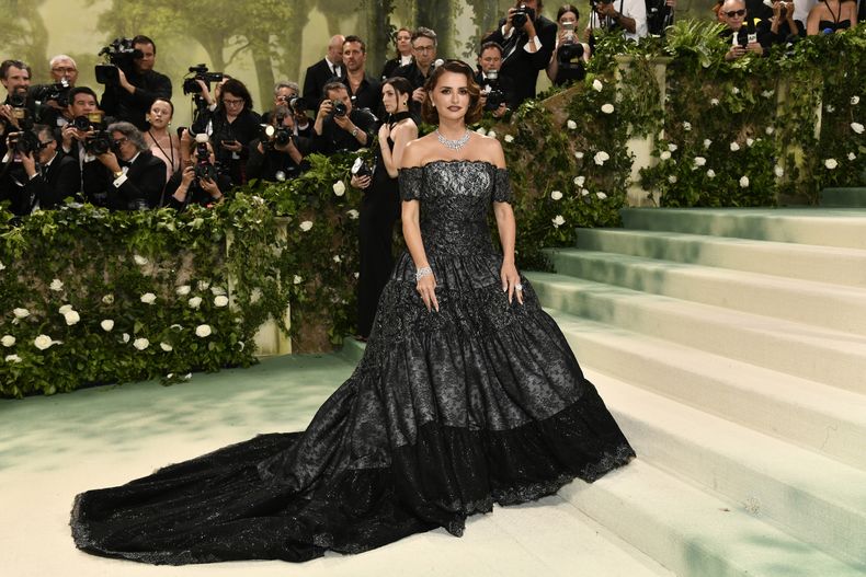 Penelope Cruz llega a la gala benéfica del Instituto del Vestido del Museo Metropolitano de Arte para celebrar la inauguración de la exposición Sleeping Beauties: Reawakening Fashion el lunes 6 de mayo de 2024, en Nueva York. (Foto Evan Agostini/Invision/AP)