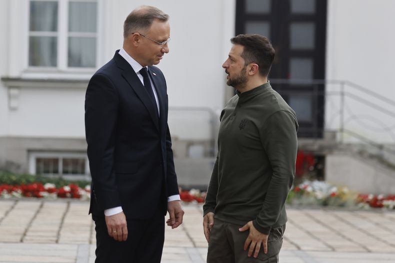 El presidente polaco Andrzej Duda (izquierda) se reúne con su homólogo ucraniano Volodymyr Zelenskyy en el Palacio de Belvedere, el lunes 8 de julio de 2024, en Varsovia, Polonia. (AP Foto/Czarek Sokolowski)