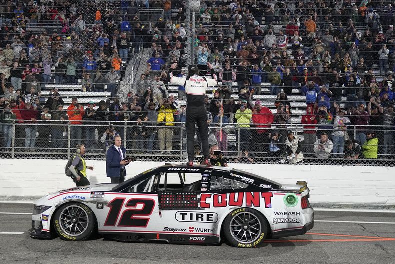Ryan Blaney, en el centro, celebra después de ganar una carrera de autos de la NASCAR Cup Series en Martinsville Speedway en Martinsville, Virginia, el domingo 3 de noviembre de 2024. (AP Foto/Chuck Burton)