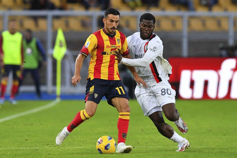Nicola Sansone del Lecce pelea por el balón con Yunus Musah del AC Milan en el encuentro de la Serie A en el Estadio Via de Mare el sábado 11 de noviembre del 2023. (Giovanni Evangelista/LaPresse via AP)