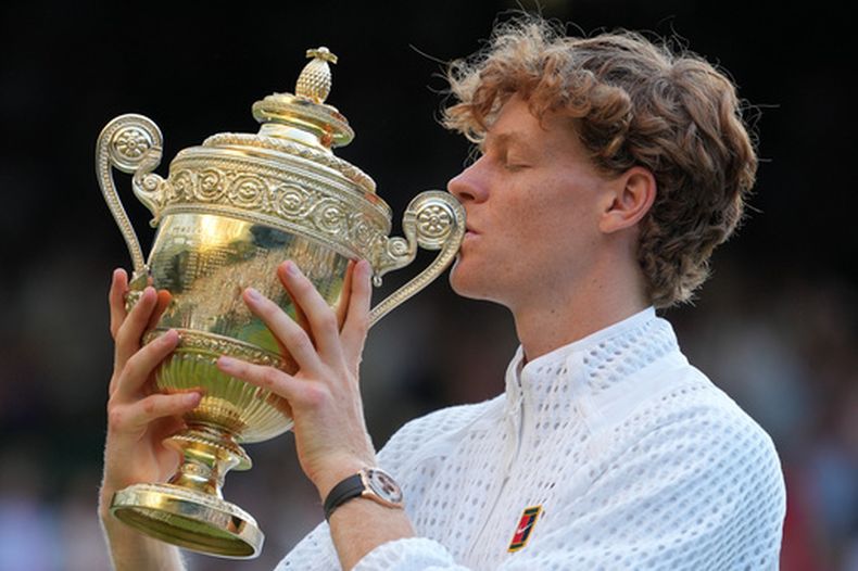 El italiano Jannik Sinner le da un beso al trofeo de Wimbledon al vencer en la final al alemán Alexander Zverev el domingo 12 de julio del 2026. (AP Foto/Kin Cheung)