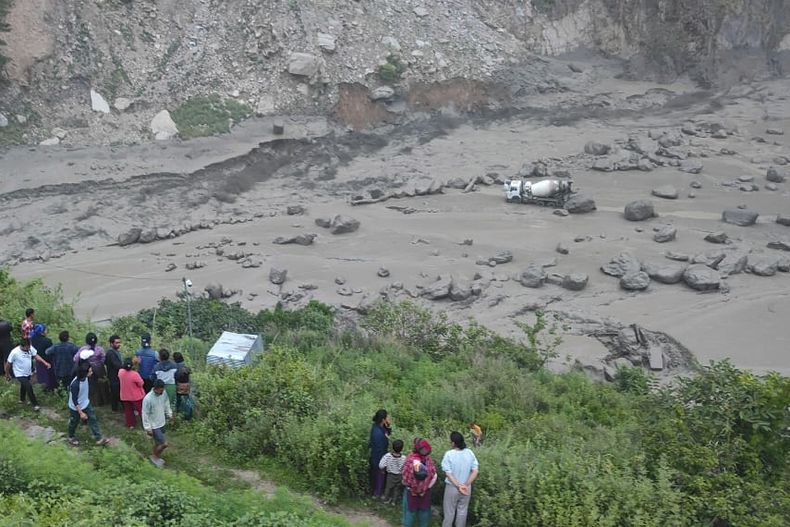 Gente observando los daños causados por inundaciones en el río Bhotekoshi, 120 kilómetros (75 millas) al norte de Katmandú, Nepal, el martes 8 de julio de 2025. (Ejército de Nepal via AP)