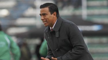 americateve | El t&eacute;cnico de la selecci&oacute;n de Venezuela, C&eacute;sar Far&iacute;as, imparte instrucciones en un partido contra Bolivia por las eliminatorias mundialistas el 7 de junio de 2013, en La Paz. Far&iacute;as ha renunciado al cargo. (AP Photo/Juan