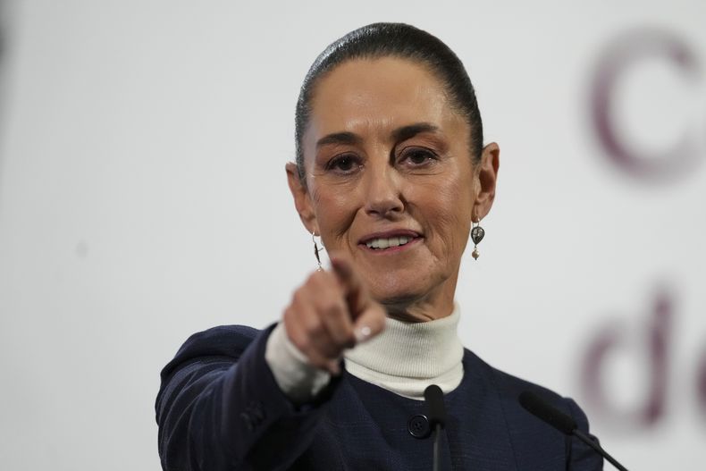 La presidenta mexicana Claudia Sheinbaum ofrece su conferencia de prensa matutina en el Palacio Nacional en la Ciudad de México, el lunes 3 de febrero de 2025. (Foto AP/Marco Ugarte)