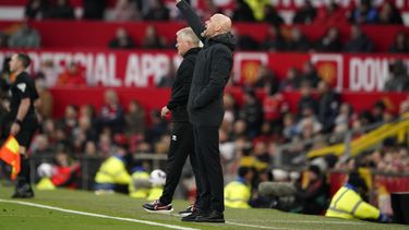 El técnico del Manchester United Erik ten Hag da instrucciones a su equipo en el encuentro ante el Sheffield United en la Liga Premier el miércoles 24 de abril del 2024. (AP Foto/Dave Thompson)