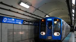 Un tren llega el martes 18 de noviembre de 2025 a la parada de Clark Street y Lake Street de la línea azul del metro de Chicago, donde un hombre le prendió fuego a una mujer en un tren el lunes por la noche. (AP Foto/Erin Hooley)
