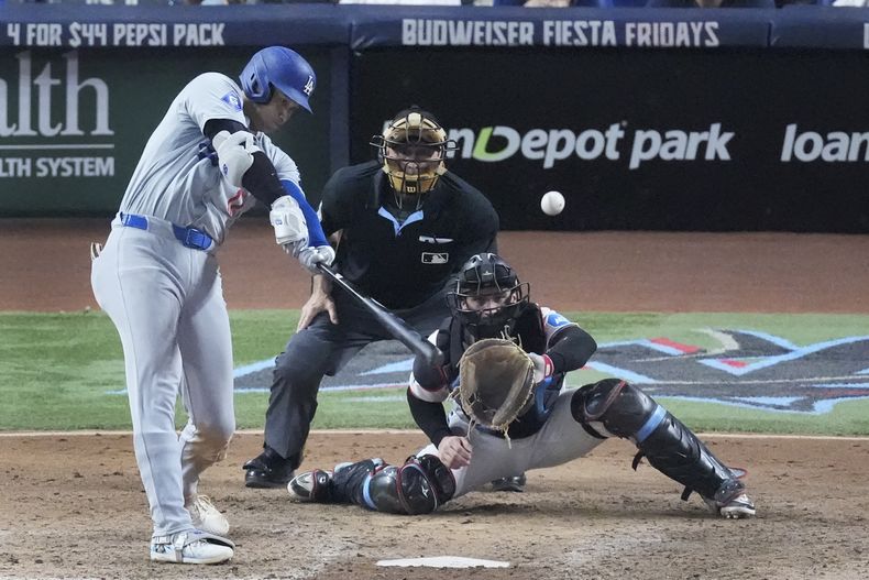 Shohei Ohtani (17), de los Dodgers de Los Ángeles, conecta un jonrón durante la séptima entrada de un juego de béisbol contra los Marlins de Miami, el jueves 19 de septiembre de 2024, en Miami. (AP Foto/Wilfredo Lee)