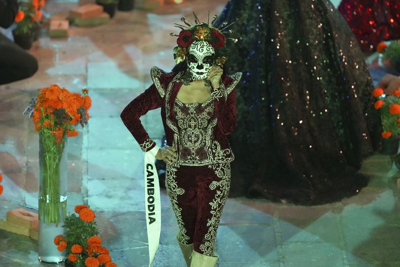 Miss Camboya Davin Prasath participa en La Gala de las Catrinas para celebrar el Día de Muertos a días de la 73a edición de Miss Universo en la Ciudad de México el 1 de noviembre de 2024. (Foto AP/Eduardo Verdugo)