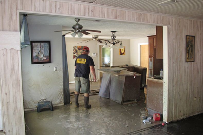 Dwight Chandler camina por su devastada casa tras el huracán Harvey no muy lejos de antiguos pozos de ácido, en Highlands, Texas, 31 de agosto de 2017. (Foto AP/Jason Dearen, archivo)