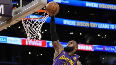 Con Davis lesionado, James lidera a Lakers ante Nuggets