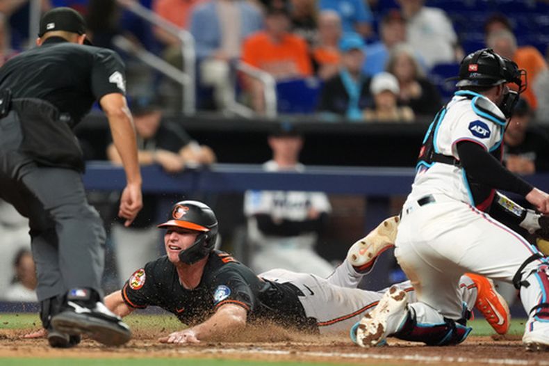 Pete Alonso, de los Orioles de Baltimore, se desliza para anotar detrás del catcher Liam Hicks, de los Marlins de Miami, el martes 5 de mayo de 2026 (AP Foto/Rebecca Blackwell)