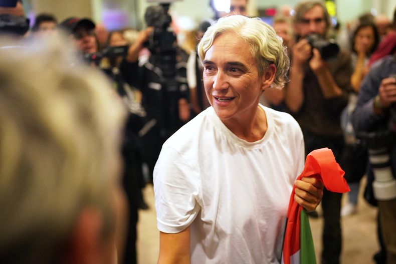 Ada Colau, exalcaldesa de Barcelona, llega al aeropuerto de esa ciudad el domingo 5 de octubre de 2025, después de ser arrestada en la Flotilla Global Sumud y posteriormente liberada por las autoridades israelíes. (AP Foto/Joan Mateu Parra)
