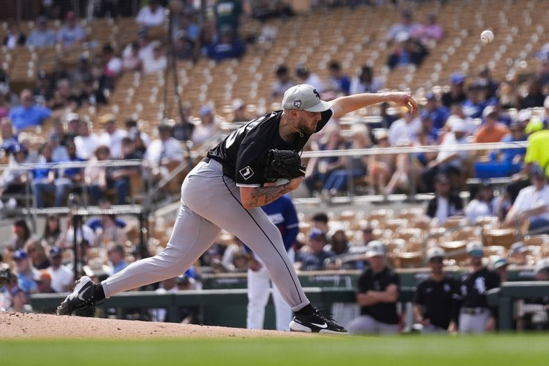 El lanzador abridor de los Medias Blancas de Chicago, Garrett Crochet, lanza durante la segunda entrada de un juego de béisbol de entrenamiento de primavera contra los Dodgers de Los Ángeles en Phoenix, el martes 27 de febrero de 2024. (AP Foto/Ashley Landis)