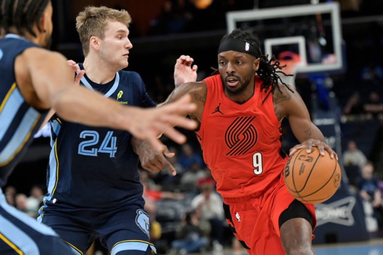 Jerami Grant (9), de los Trail Blazers de Portland, lleva el balón frente a Cam Spencer (24), de los Grizzlies de Memphis, en la segunda mitad del juego de baloncesto de la NBA, el miércoles 4 de marzo de 2026, en Memphis, Tennessee. (AP Foto/Brandon Dill)