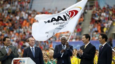 americateve | El vicealcalde de Mosc&uacute;, Alexander Gorbenkov, izquierda, el l&iacute;der de la federaci&oacute;n rusa de atletismo, Valentin Balakhnichev, segundo desde la izquierda, y el presidente de la federaci&oacute;n internacional de atletismo Lamine Diack,