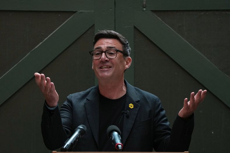 Andy Burnham, del Partido Laborista, pronuncia un discurso en el Museo de Historia del Pueblo en Manchester, Inglaterra, el 29 de junio de 2026. (AP Foto/Alastair Grant)