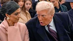 ARCHIVO – El presidente electo, Donald Trump, derecha, habla con Usha Vance y el vicepresidente electo JD Vance, que no aparece en la imagen, antes de una ceremonia religiosa en la iglesia de St. John, el 20 de enero de 2025, en Washington. (AP Foto/Evan Vucci, Archivo)
