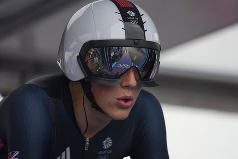 ARCHIVO - El británico Josh Tarling se prepara para comenzar la prueba de contrarreloj de ciclismo masculino en los Juegos Olímpicos de Verano de 2024, el 27 de julio de 2024, en París. (Foto AP/Thibault Camus, archivo)