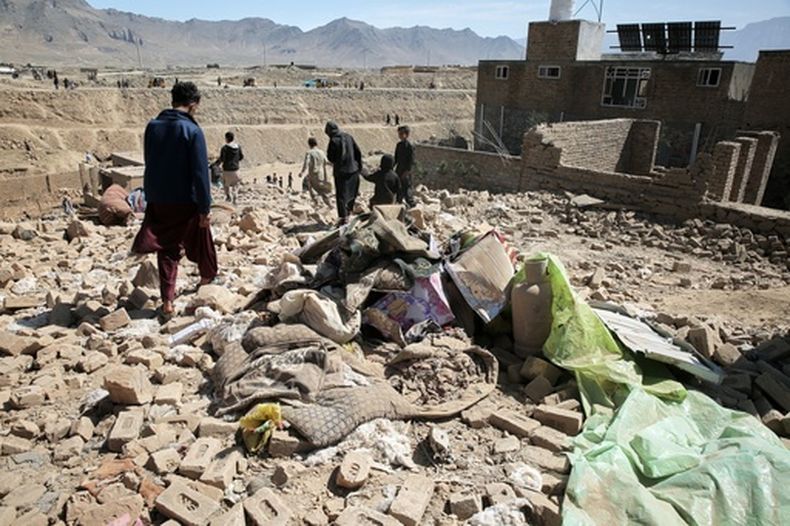 Residentes inspeccionan el lugar de un ataque en Kabul, Afganistán, el 13 de marzo del 2026. (AP foto/Barackatullah Popal)