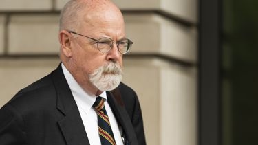 ARCHIVO - El fiscal especial John Durham, asignado a investigar posible mal manejo del FBI en su indagación sobre los vínculos entre la campaña de Donald Trump en 2016 y el gobierno ruso, sale de la corte federal en Washington, el 16 de mayo de 2022. (AP Foto/Manuel Balce Ceneta, archivo)