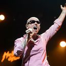 ARCHIVO - La cantante irlandesa Sinéad OConnor durante su presentación en el escenario Stravinski Hall en la 49a edición del Festival de Jazz de Montreux, en Montreux, Suiza, el 4 de julio de 2015. Los herederos de Sinead OConnor pidieron a Donald Trump dejar de usar su música en sus mítines de campaña argumentando que la cantante lo consideraba un diablo bíblico. (Jean-Christophe Bott/Keystone vía AP, File)