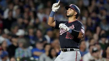 El venezolano Keibert Ruiz de los Nacionales de Washington celebra su jonrón de dos carreras en la séptima entrada del juego ante los Cachorros de Chicago el lunes 17 de julio del 2023. (AP Foto/Charles Rex Arbogast)