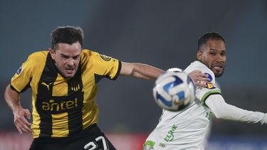 Everaldo (derecha) del América Mineiro de Brasil, y Lucas Hernández de Peñarol de Uruguay pugnan por el balón en el partido de la Copa Sudamericana, el jueves 29 de junio de 2023, en Montevideo. (AP Foto/Matilde Campodónico)