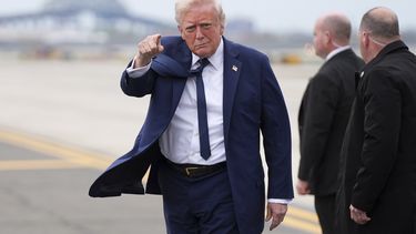 El presidente estadounidense Donald Trump apunta a su llegada al Aeropuerto Internacional Newark Liberty en Newark, Nueva Jersey, el sábado 26 de abril de 2025, después de haber acudido al funeral del papa Francisco, en el Vaticano. (AP Foto/Evan Vucci)