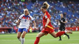 La española Alexia Putellas dispara el balón frente a Georgia Stanway de Inglaterra en el encuentro de la Liga de Naciones el martes 3 de junio del 2025. (AP Foto/Joan Monfort)
