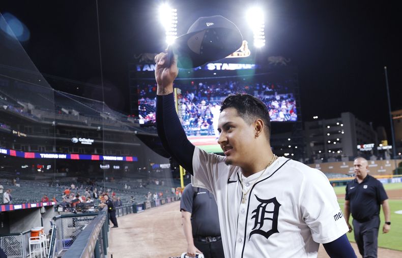 Keider Montero de los Tigres de Detroit saluda a los fanáticos tras lanzar un juego completo ante los Rockies de Colorado, el martes 10 de septiembre de 2024, en Detroit. (AP Foto/Duane Burleson)