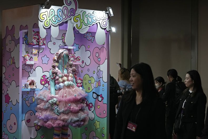 Visitantes observan decoraciones de Hello Kitty en la exposición A medida que yo cambio, ella también, que conmemora el 50 aniversario de Hello Kitty en el Museo Nacional de Tokio el miércoles 30 de octubre de 2024. (Foto AP/Shuji Kajiyama)