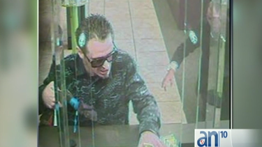 policia de miami beach tiene rodeado a un asaltante de un banco