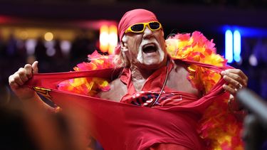 ARCHVO - Hulk Hogan rompe su camiseta antes de que el candidato presidencial republicano, el expresidente Donald Trump, hable en un mitin de campaña en el Madison Square Garden, el 27 de octubre de 2024, en Nueva York. (Foto AP/Alex Brandon, archivo)
